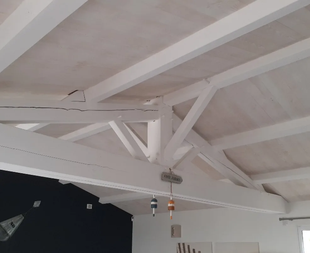 Détails d'une structure bois et d'un assemblage métallique